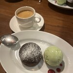 234989574 - フォンダンショコラ、ピスタチオアイス、コーヒー。最高の組み合わせ！美味しかった…