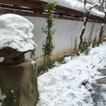 高山カフェ - 通路は雪が積もっています