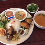 タイキッチン ジャイディー - 祝2周年記念「カオサンプレート」（1,400圓）とスープ、パクチー別皿。