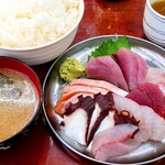 神山鮮魚店 - ちょい盛り刺身(550円)とご飯セット(150円)