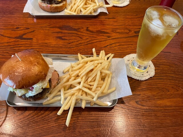 Zamami Burger and Pizza （ザマミ バーガー アンド ピザ） - 座間味村