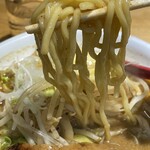 萬馬軒 新宿南口店 - しっかりした麺にそれにピッタリのスープ