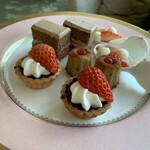 パルミエール - 中段　チョコレートタルト・フィナンシェ・苺のショートケーキ・苺のカプレーゼ