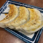 Chinrai - カレー様と餃子を合わせて930円。
                        晩メシとして完全にアリでせう？