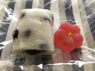 Tokutarou - 豆大福180円と干菓子の梅60円