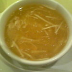 楽膳居 - 蟹みそ入りフカヒレスープです。味わい深いおいしさ。