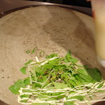 Roast Sesame Crepe - 京野菜ごまクレープのマヨネーズを掛ける瞬間