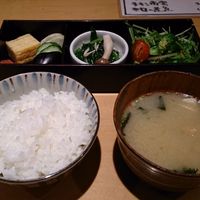 飯家くーた 銀座七丁目店 - ごはん、味噌汁、漬物、サラダ、明太子、煮浸しのセット