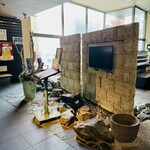 月 - 店内入口の不思議な造形
      2024年2月14日