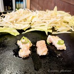 ホルモン酒場 まるまさ - 付き出しのもやしとキャベツと共にテッチャン焼き焼き。