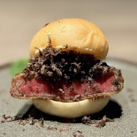 焼肉うしごろ 池袋店 - 和牛ヒレカツのトリュフチーズバーガー