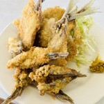 春美食堂 - 背黒イワシサイド　
            右端はカラシです　鳥のフ◯ではありません