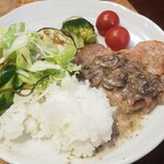 キッチン ブルー グローブ - ご飯、サラダ、お新香を乗せます