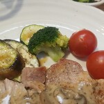 キッチン ブルー グローブ - 備え付け野菜のアップ