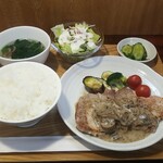 キッチン ブルー グローブ - 豚ロースソテー　ポルチーニとマッシュルームのソース