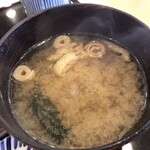 まる兵衛 - ワカメと油揚げと麩のみそ汁。