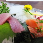 魚河し居魚亭 - 刺身アップ（ぶ厚いのがわかりますか？）
