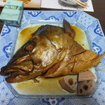 魚河し居魚亭 - ヒラスかま（煮付）　大きさがわかる様に隅にタバコを置いて撮影。わかりますか？このデカさ！！