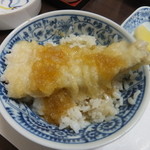 魚河し居魚亭 - 白ごはんにアナゴ天ぷら乗せて勝手に丼ぶりにしてみました。