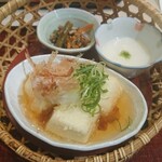 Toro Mugi - 京風揚げ出し豆腐と小鉢、とろろ