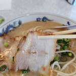 丸新ラーメン - チャーシューでかい