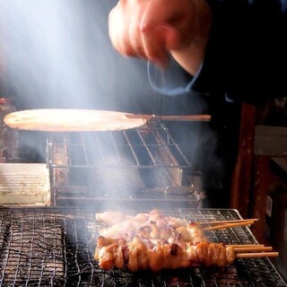 Yakitori (grilled chicken skewers) using carefully selected local chicken is carefully grilled by hand.