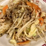 ラーメン大将 - 胡椒かけました、肉がっぽり入っています♪