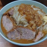 ラーメン やまや本店 - 味噌ラーメン＋豚一枚（ヤサイちょいマシ・アブラ）