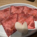 肉の天山 - 上タン　1099円　薄切り5枚　結構塩の下味がしっかり