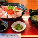 Umi No Sachi Shokudokoro Echizen - 「海鮮丼、1,500円」
                        せいこ蟹より断然こっちの方が美味かった(*^^)v
                        やっぱり、カニは雄がいい！！