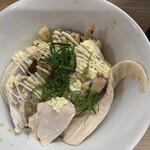 魔界系ラーメン三冠馬 - 焼豚と鶏と骨付鶏がこれでもかと言うくらい入ってました！