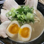 魔界系ラーメン三冠馬 - 魚介の風味が満載！