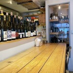 オリヴェイラ - カウンター席、奥にワインセラー