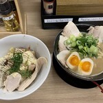 魔界系ラーメン三冠馬 - 豚（魚介）と賄い丼　丼でか！