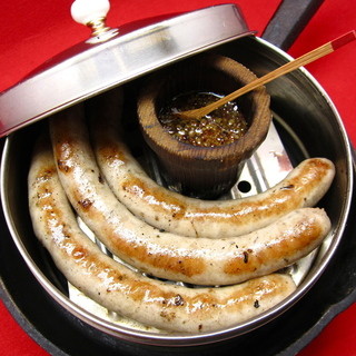 鉄板の上で調理し、アツアツの鉄板の上で食べるから美味しい！