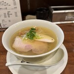 麺や 維新 - 盛り付けも端正｡蓋が付いていたら〝お吸い物〟だなぁ｡