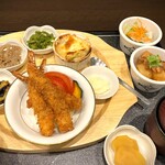 Colorful set meal with plenty of vegetables [fried shrimp]