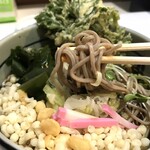 立ち食いそば 豆福 - 茹で麺かと思いますがプリッとした細麺で美味しい