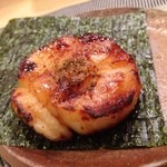 鮨 明 高勢 - ホタテの磯辺焼き