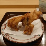 勢麟 - 河豚の唐揚げ:周りを気にせず豪快にかぶりました