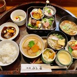 川善 - 料理写真:ご飯、味噌汁も入れて13皿。盆もデカいです！