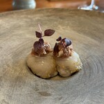 レストラン ナズ - 【河豚】★★★★★
      下から、炭火焼きの白子、5日程寝かせた河豚の身の牧草燻し、塩漬けで干した苺・皮の湯引き・赤紫蘇
      