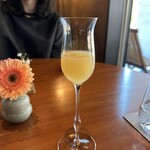 レストラン ナズ - ペアリング⑦
      メルローとカベルネフラン　グルナッシュ発酵ブルーベリーとクワの実
      柔らかな酸味と甘みが豚の旨甘味ををまろやかに包む。
      