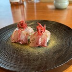 レストラン ナズ - 【鯉の手毬寿司】★★★★★★ 3日ほど寝かせた鯉の腹身の刺身
      五郎兵衛米の酢飯
      発酵野沢菜のパウダー
      紅くるり大根を発酵させて刻み、胡麻・紫蘇・ミニトマトで作った梅干しのたたきを乗せて。