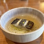 レストラン ナズ - 【鯉】★★★★★
      井戸水で育った佐久鯉の神経〆。
      須坂の生素麺・ポロ葱・ゆず
      鰹と昆布の一番出汁としじみの出汁