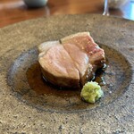 レストラン ナズ - 【長野産の純血黒豚】★★★★★★
      身の密で均一な繊維がストレスない嚙み心地を生み、繊細な旨味を存分に感じさせる。
      脂は重たさの全くない甘味に満ち、噛むたびに純血黒豚の美しい美味しさが溢れる！