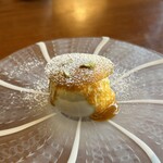 レストラン ナズ - 【もみの木のアイス】★★★★★
      鬼灯と松ぼっくりソース
      鬼灯のチップス
      もみの木の新芽のピクルス
      
      甘いアイスの中から緑々しい香りと爽やかな苦味が生き生きと伸びてくる。