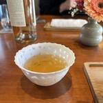 レストラン ナズ - ペアリング⑥菊芋と高麗人参のお茶
      土感溢れる香りと甘味・旨味が人心地つかせてくれる。
      