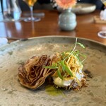 レストラン ナズ - 【根セロリ】★★★★
      軽井沢産の根セロリの芯の部分をスライスして切って重ねて澄ましバターで焼いて。横には蒸し根セロリのアイス、上には発酵パイナップルの漬物・マイクロパセリ