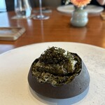レストラン ナズ - 【蓬のアミューズ】★★★★
                                臼つきの玄米の蓬餅を揚げ餅にしてオシェトラキャビアを乗せて。